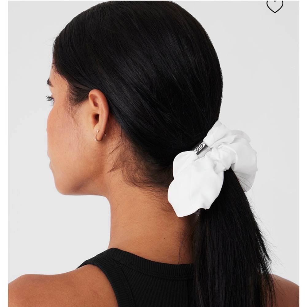 Alo Yoga Bead It Oversized Scrunchie, white